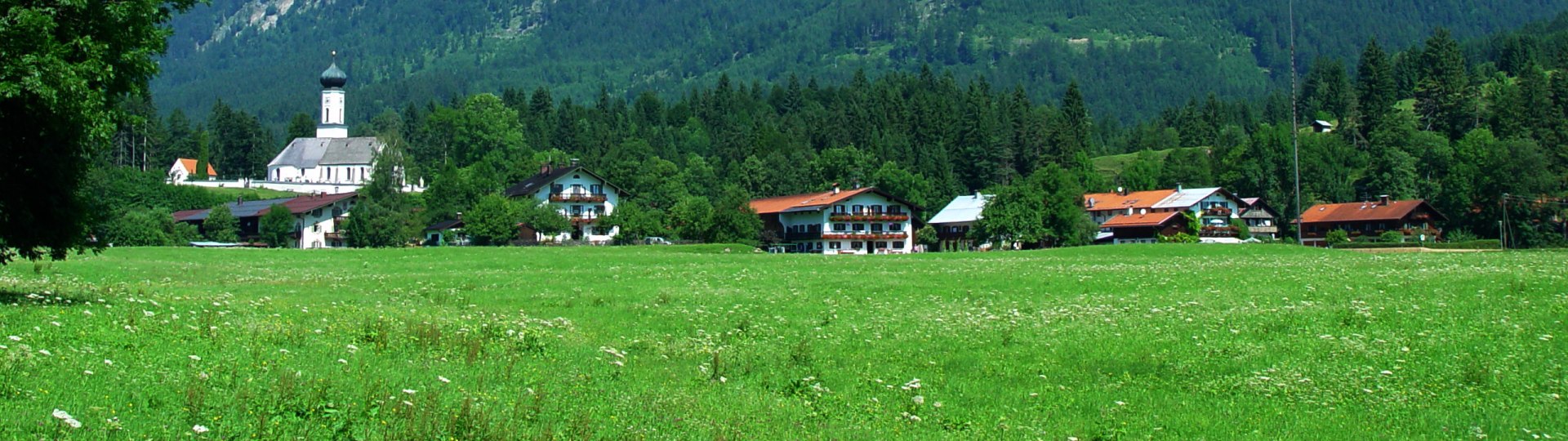Blick auf das Dorf von einer grünen Wiese aus., © Gemeinde Jachenau
