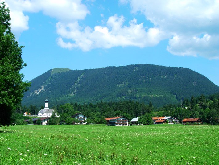 Blick auf das Dorf von einer grünen Wiese aus., © Gemeinde Jachenau