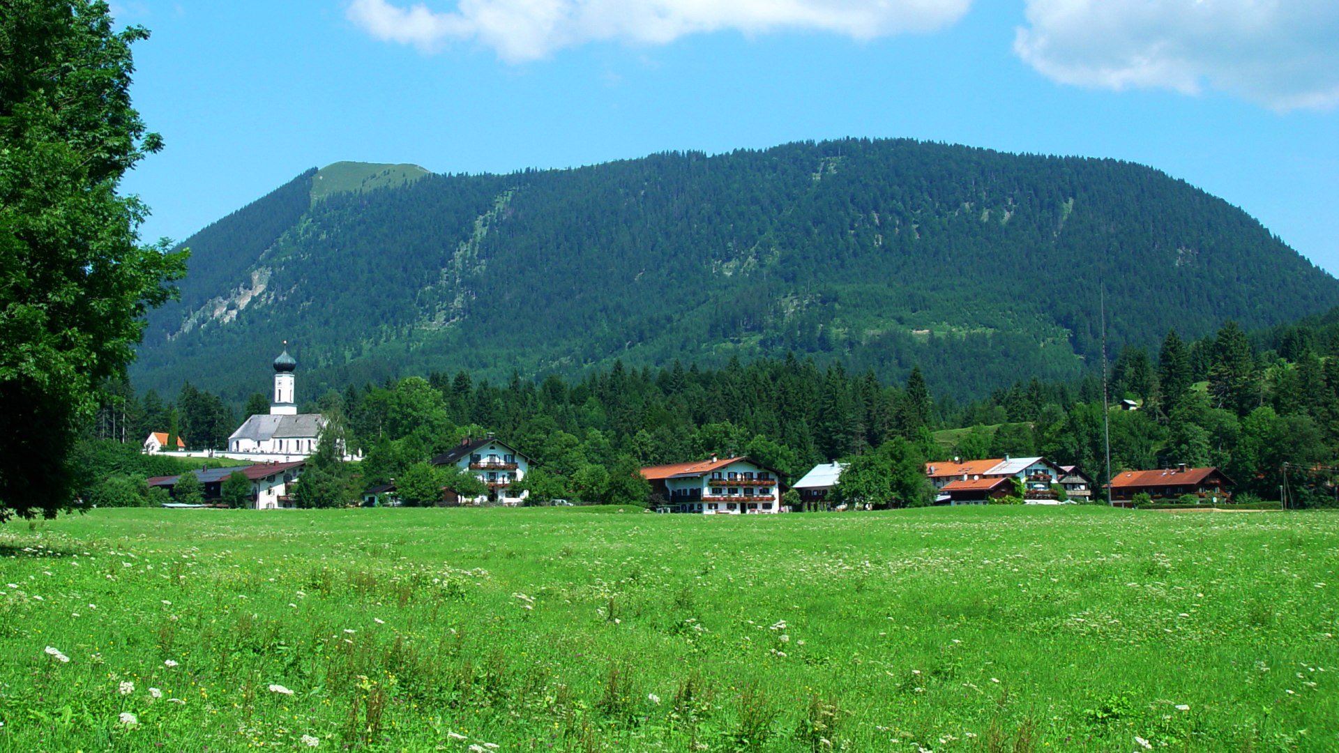Blick auf das Dorf von einer grünen Wiese aus., © Gemeinde Jachenau