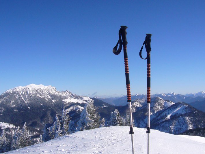 Stöcke im Schnee, © Heidi Waldherr