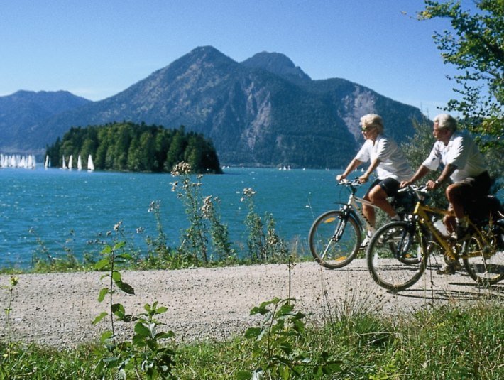 Radfahrer um See, &copy; Gemeinde Jachenau