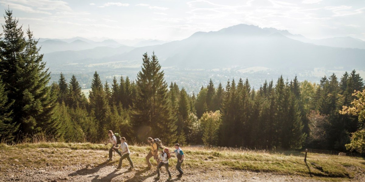 Wandergruppe auf dem Weg zur Denkalm, &copy; Tourismus Lenggries